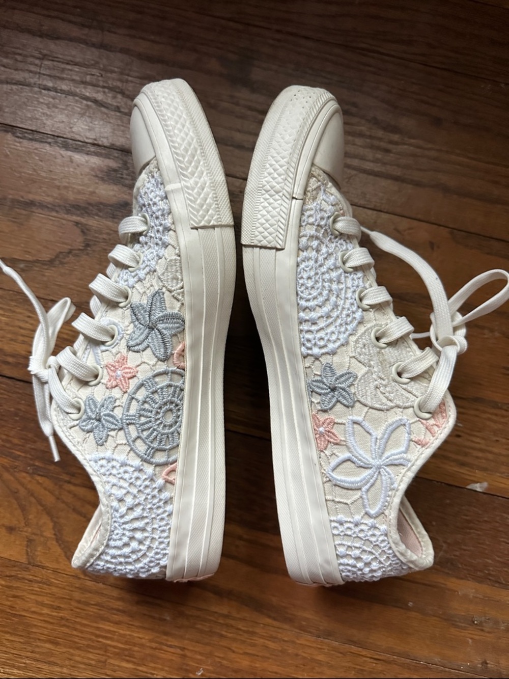 Converse Embroidered Flower Sneakers 9 - Picture 5 of 7